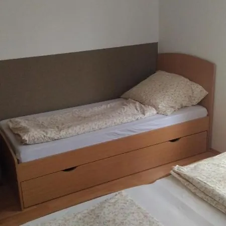 Lara Apartman דירה *