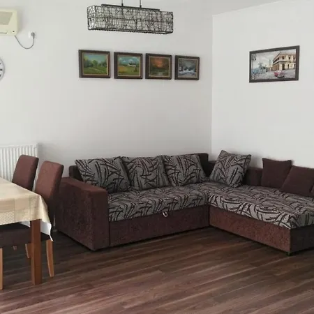 Lara Apartman דירה *